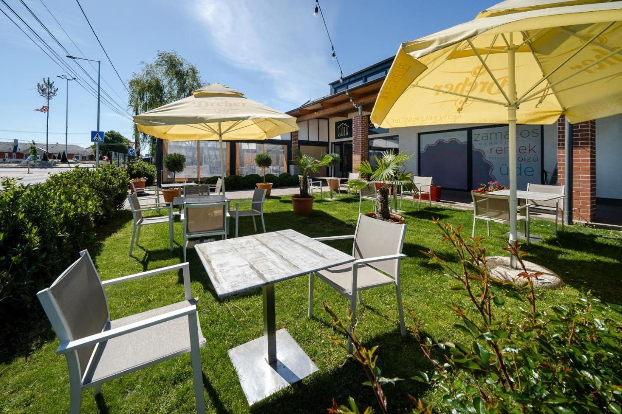 Győrújbarát Pipacs Panir & Grill Garden Vendeghaz酒店 外观 照片